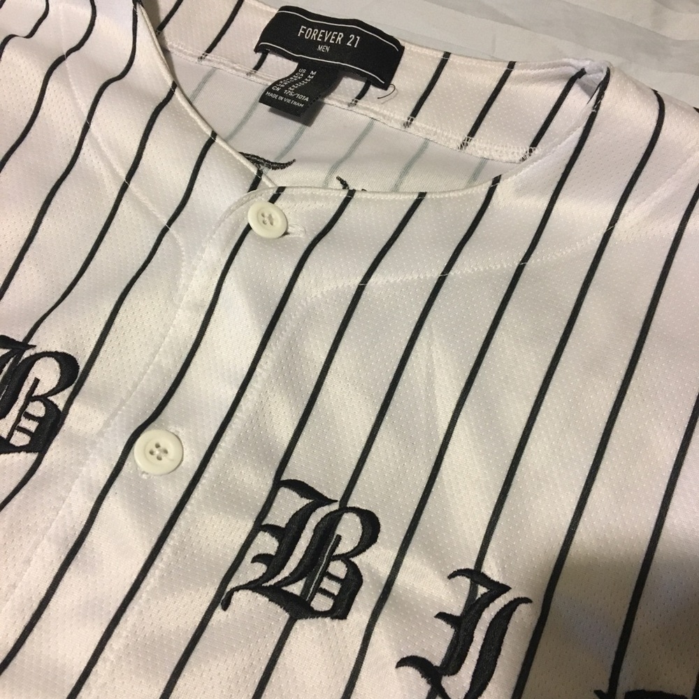 Forever 21 White/Black Mobbing Baseball Jersey szM